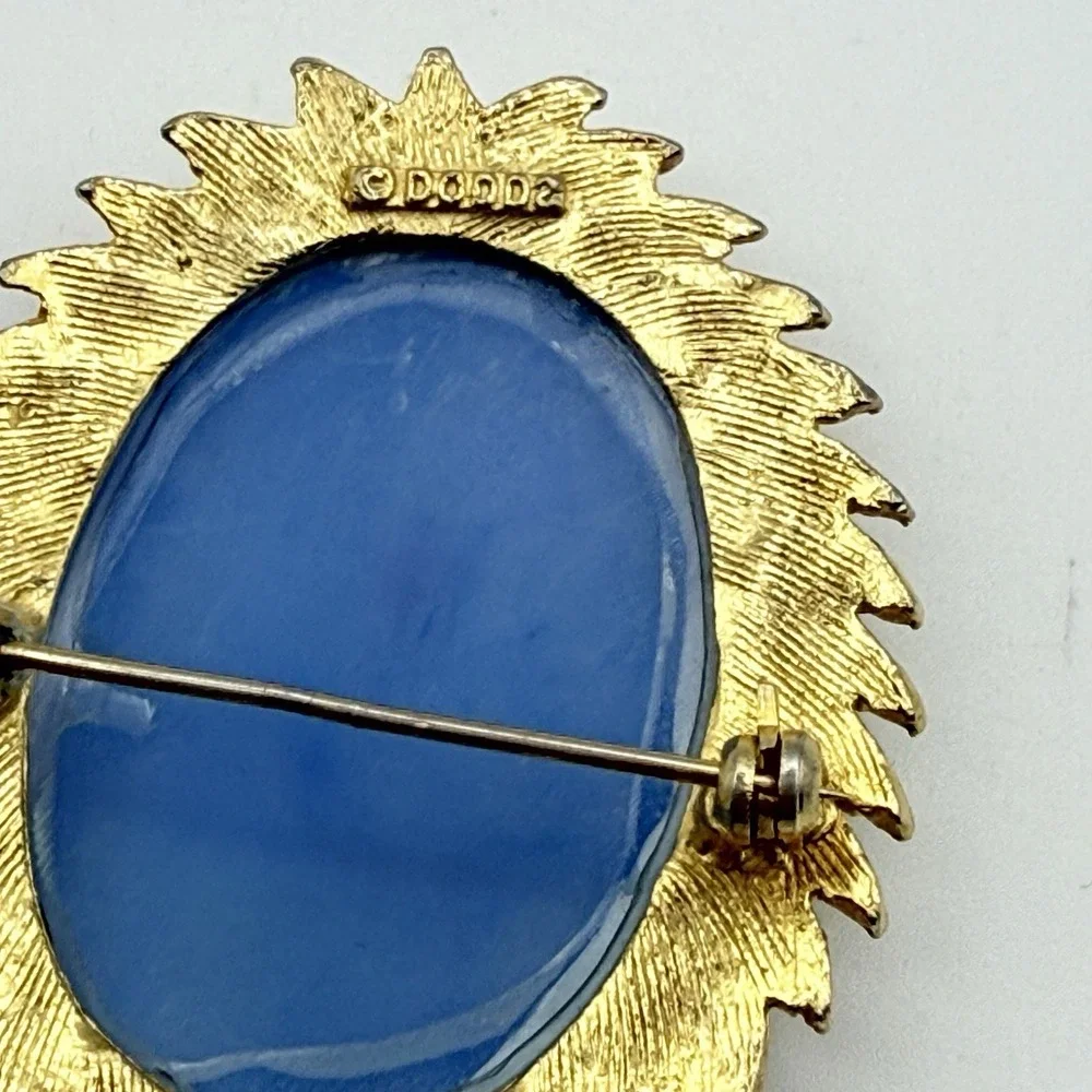 Dodds Floral Vase Cameo Brooch Blue White Flowers Vintage Gold Ton Pin